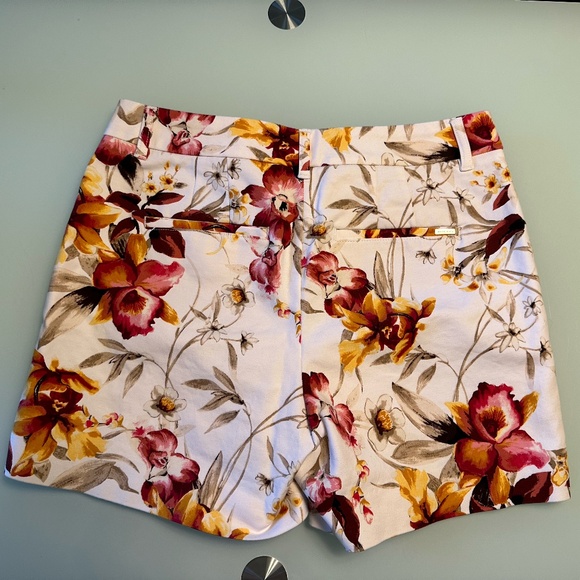 While House Black Market Floral 5” Short ~ Size 2 - Picture 2 of 8